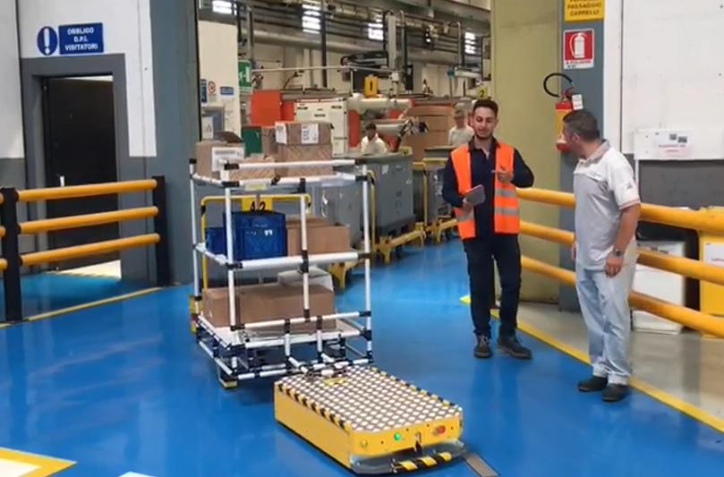 Un robot mobile autonomo trasporta materiali in un ambiente industriale moderno, ottimizzando il flusso di lavoro e garantendo sicurezza. Scopri come l'automazione può migliorare l'efficienza logistica e ridurre i tempi di movimentazione in azienda.